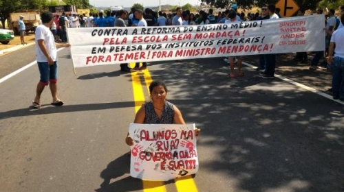 Indicatu Manifestantes Fecham A Br De Oeiras Em Protesto Contra A