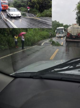 Forte chuva afunda asfalto na BR-101 próximo a Itamaraju-BA