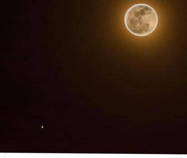 Planeta Marte é visto dos céus de Jequié ao lado da lua em alta nitidez 