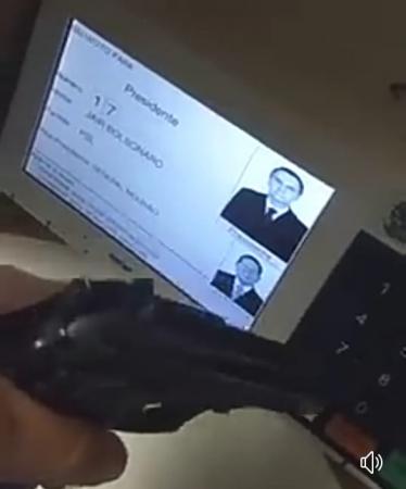 Eleitor de Bolsonaro usa arma de fogo para confirmar o voto no candidato