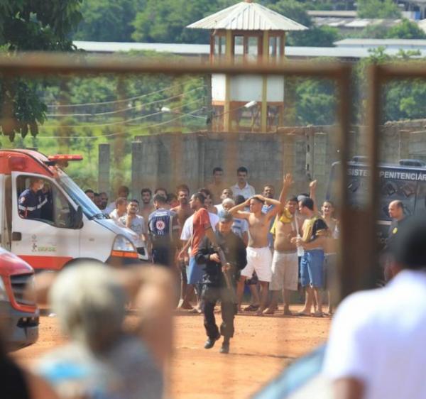 Briga entre facções termina com 09 presos assassinados e 77 foragidos em presídio de Goiás