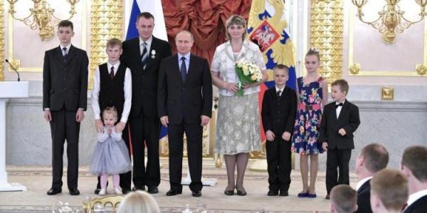 Casal de testemunhas de Jeová recebem do presidente Putin honra de Glória parental pela boa criação de filhos