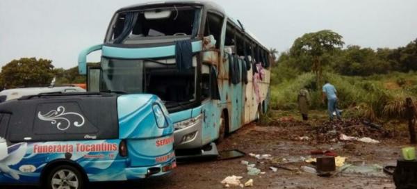 Ônibus que saiu da Bahia para o Tocantins capota e mata sete pessoas