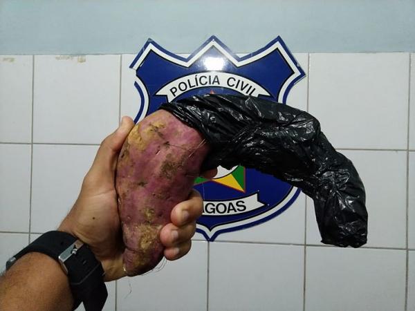 Homem usava uma batata doce como “arma de fogo” para cometer assaltos