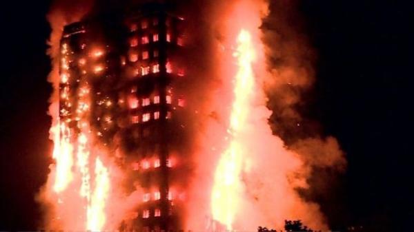Mãe lança bebê de prédio em chamas em Londres
