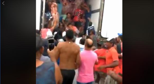 Populares saqueiam caminhão de carne na Feira de Acari-RJ
