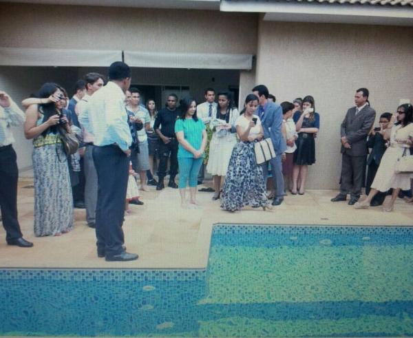 Detenta se batiza como testemunha de Jeová e emociona multidão em evento religioso em Goiás