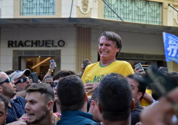 Bolsonaro leva facada durante passeata e internautas duvidam