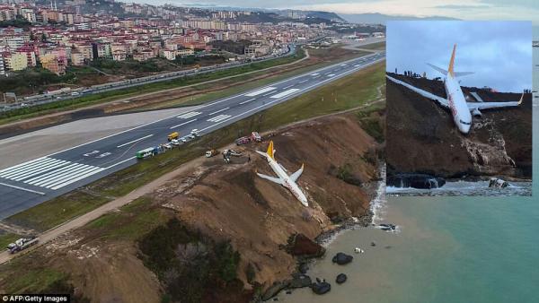 Avião sai da pista de pouso e cai em penhasco à beira mar na Turquia