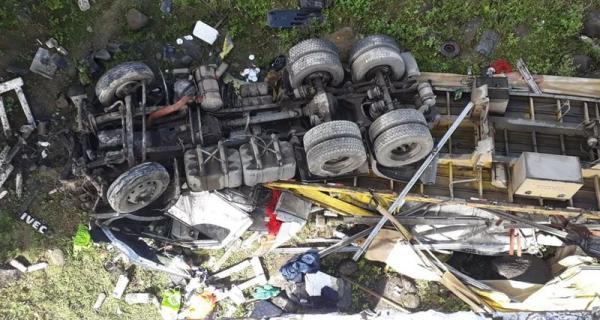 Motorista morre após caminhão despencar de cima de uma ponte na Bahia