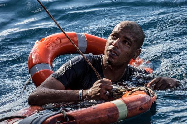 Imigrante quase morreu ao pular no mar de cima de um navio para entrar na Europa. A Itália barrou a entrada