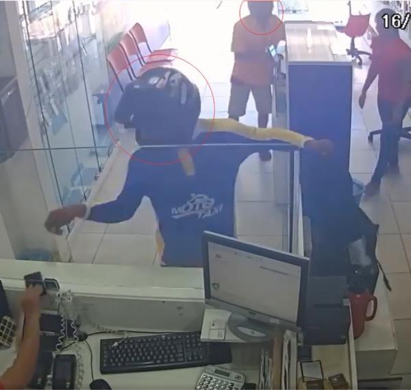 Bandidos fazem arrastão em loja de celular no centro de Jequié