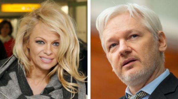 Julian Assange firma namoro com Pamela Anderson