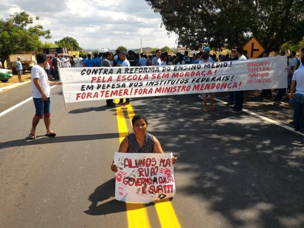 Manifestantes fecham a BR 230 de Oeiras em protesto contra a PEC 55