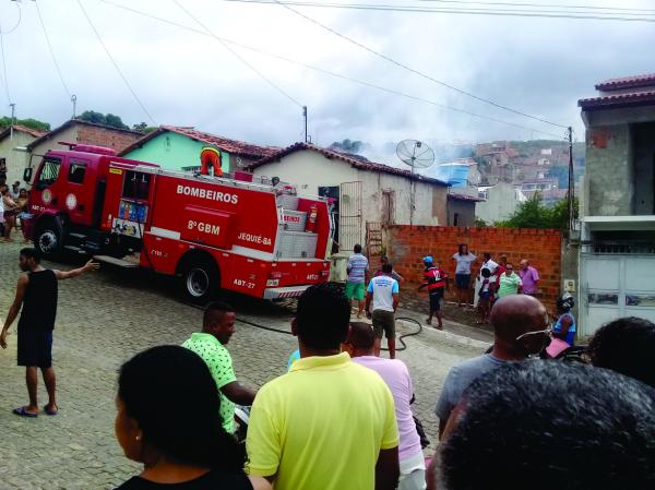 Casa pega fogo no interior da Bahia na cidade de Jequié