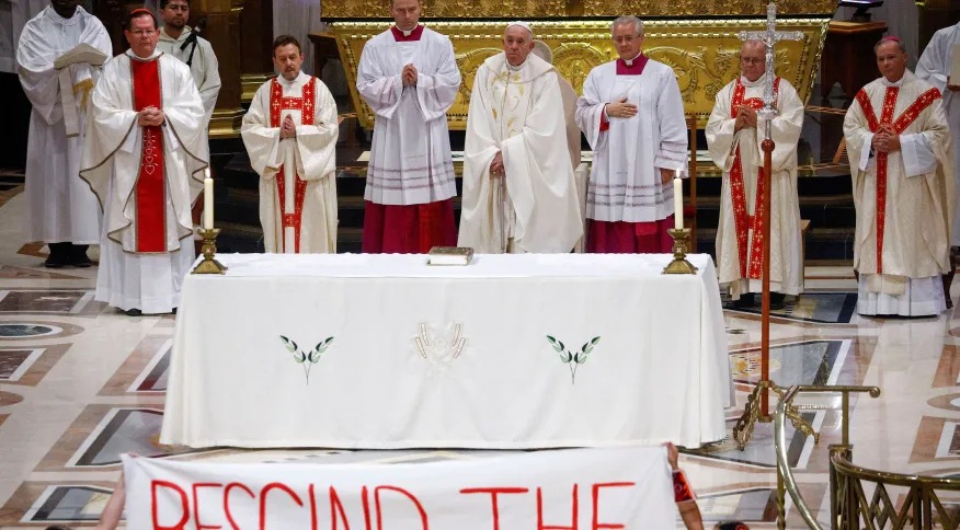Manifestantes interrompem missa do papa Francisco no Canadá e pedem “o fim da doutrina”