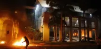 Congresso do Paraguai invadido e incendiado