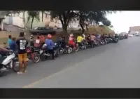 Fila para abastecer em posto de Jequié chega ao campo da Manga de Elza