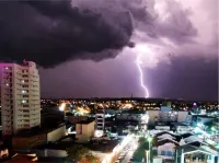 Alerta amarelo – Chuva de tempestade em Jequié derruba árvores, esburaca ruas e tem até carro incendiado 