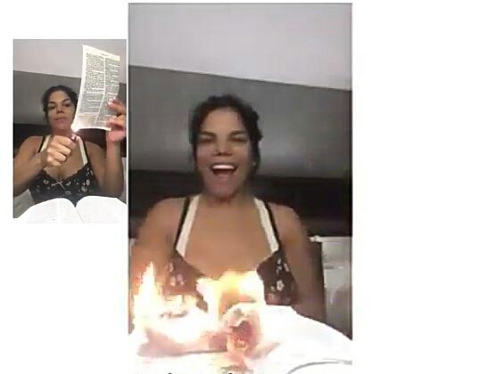 Day McCarthy queima a Bíblia, chama evangélicos de capetas e diz que vão queimar no inferno