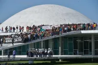 Gritaria, caixões, arco e flecha no congresso nacional